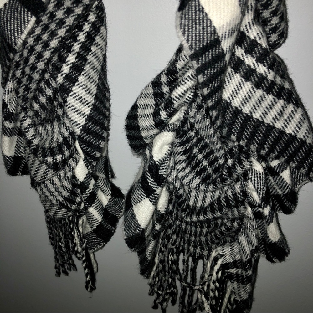 Plaid black and white Scarf - Picture 2 of 3